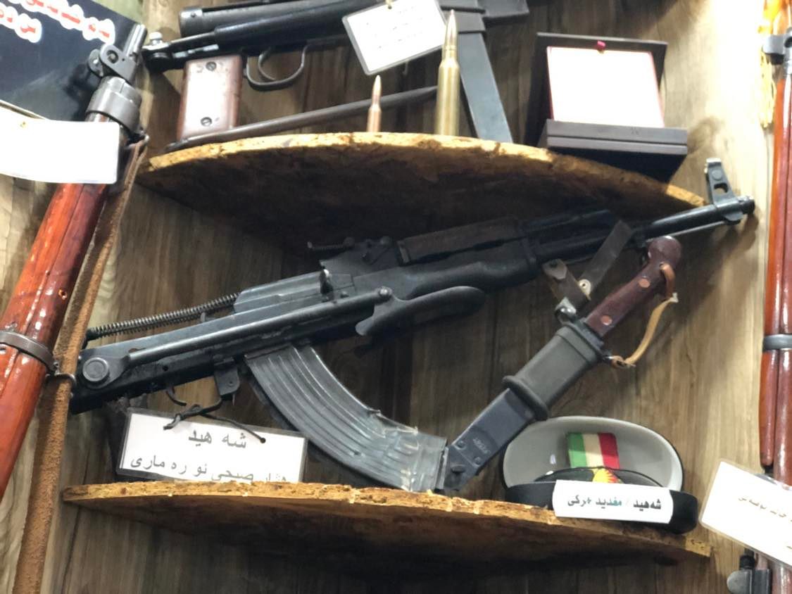 Weapons of Peshmerga wno died defending the Kurdistan Region on display in Duhok coffee shop (Photo: Kurmanj Nhili)